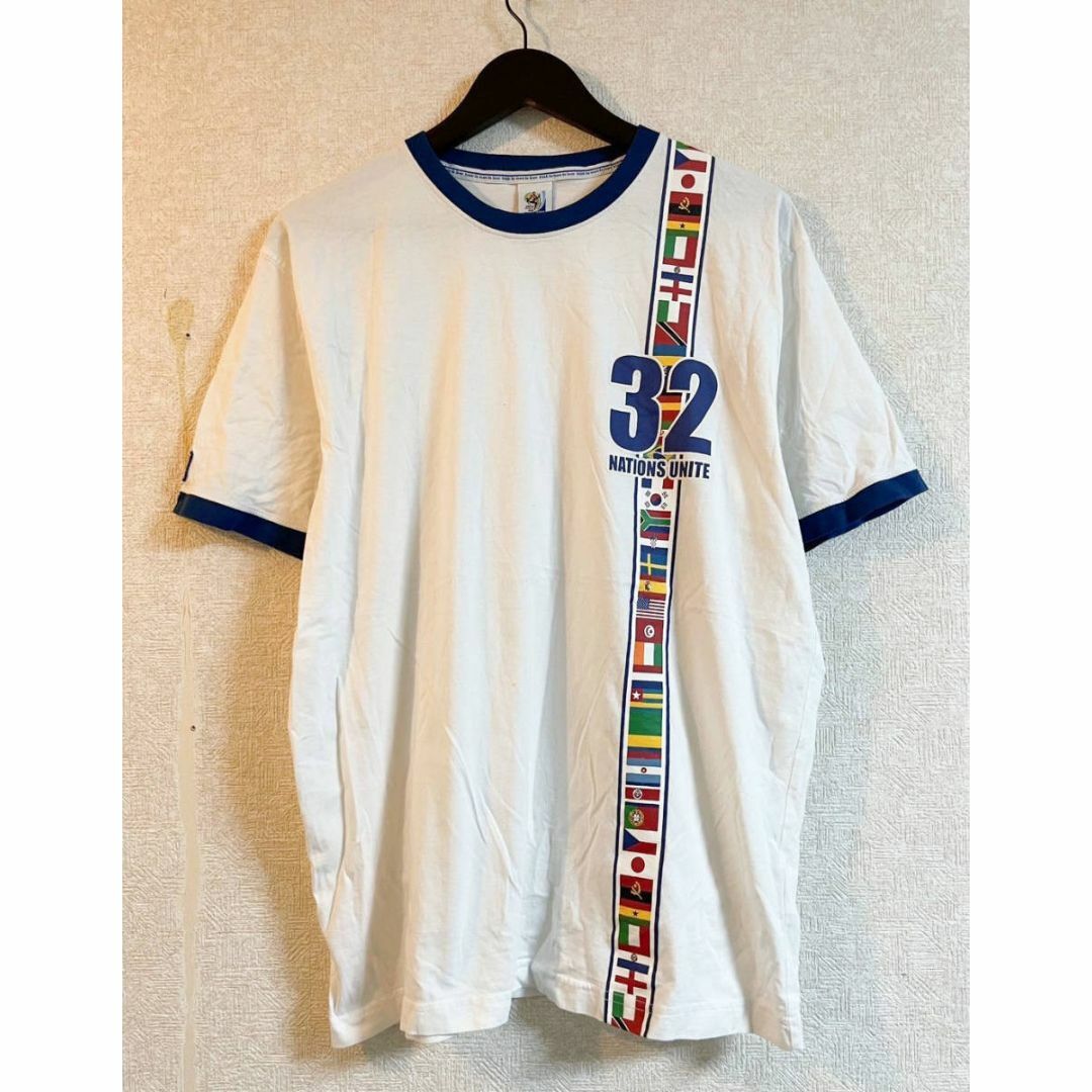 FIFA WORLD CUP2010　半袖　Tシャツ　サッカー　W杯 スポーツ/アウトドアのサッカー/フットサル(記念品/関連グッズ)の商品写真