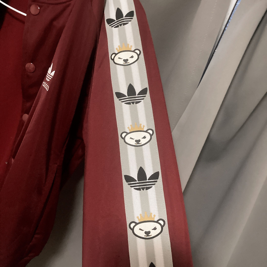 adidas(アディダス)のadidas NIGO赤　臙脂　くま　ジャージ　ユニセックス レディースのジャケット/アウター(ブルゾン)の商品写真