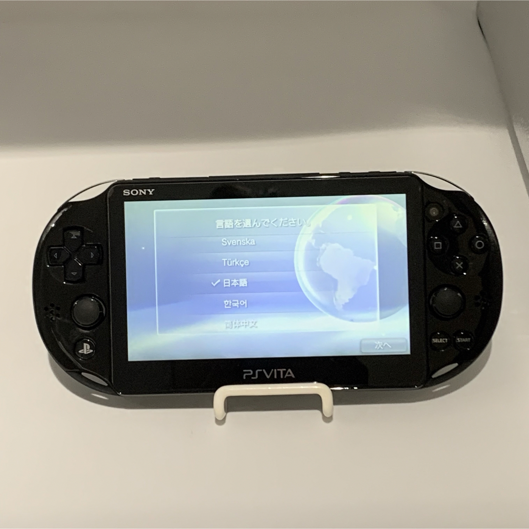 PlayStation Vita(プレイステーションヴィータ)の【完品・液晶美品】PS Vita PCH-2000 ブラック 本体 動作品 エンタメ/ホビーのゲームソフト/ゲーム機本体(携帯用ゲーム機本体)の商品写真