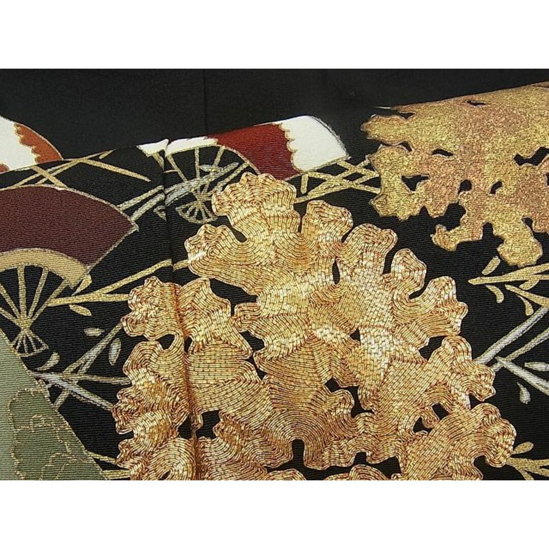 平和屋野田店■豪華黒留袖　駒刺繍　扇面こぼれ松葉更紗花唐草文　金彩　逸品　n-fw6049 レディースの水着/浴衣(着物)の商品写真