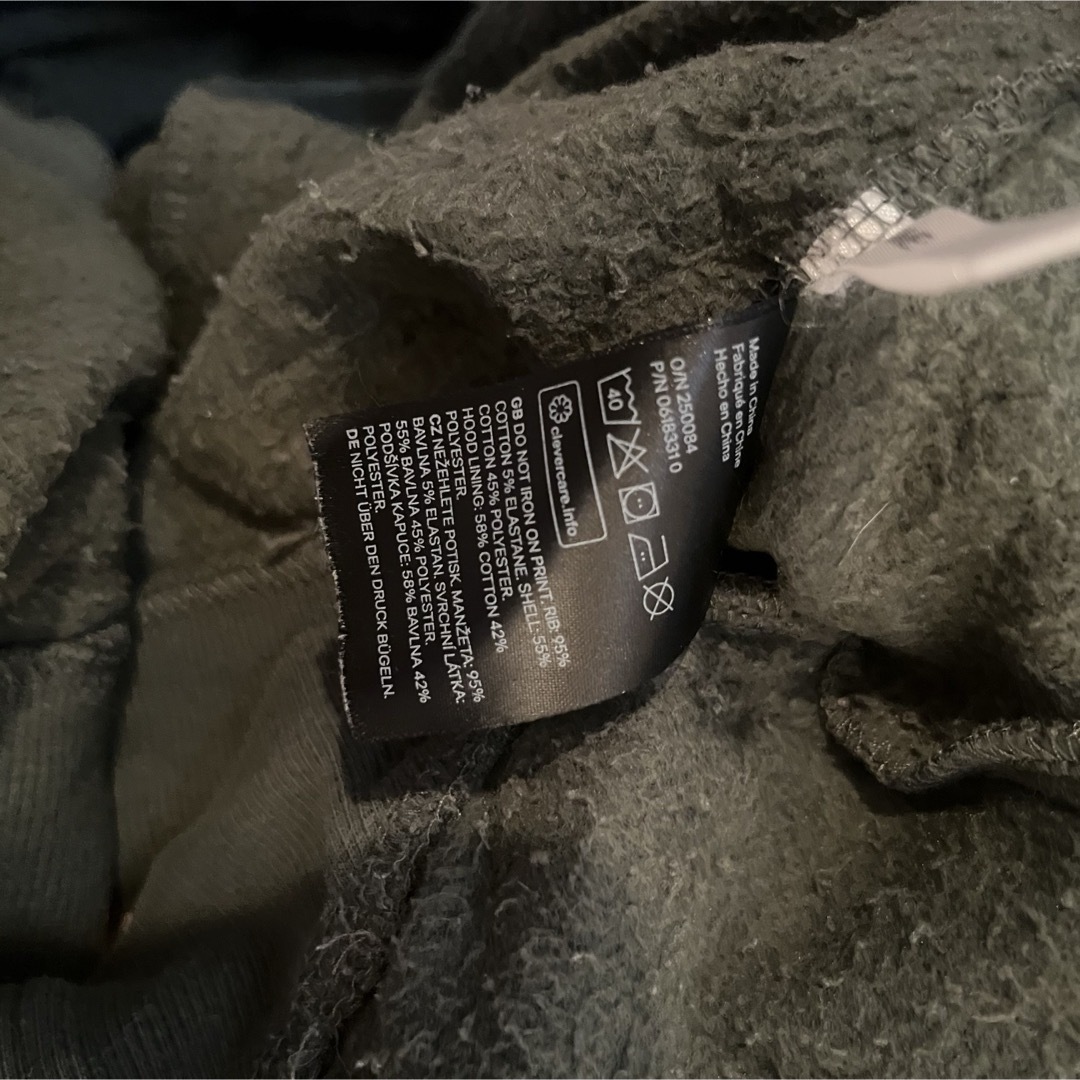 H&M(エイチアンドエム)のエイチアンドエム　恐竜パーカー キッズ/ベビー/マタニティのキッズ服男の子用(90cm~)(ジャケット/上着)の商品写真
