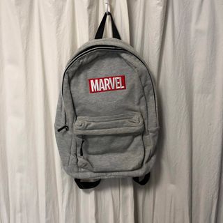 マーベル(MARVEL)のMARVEL ライトグレー　リュックサック　灰色　背中メッシュ素材　(リュック/バックパック)