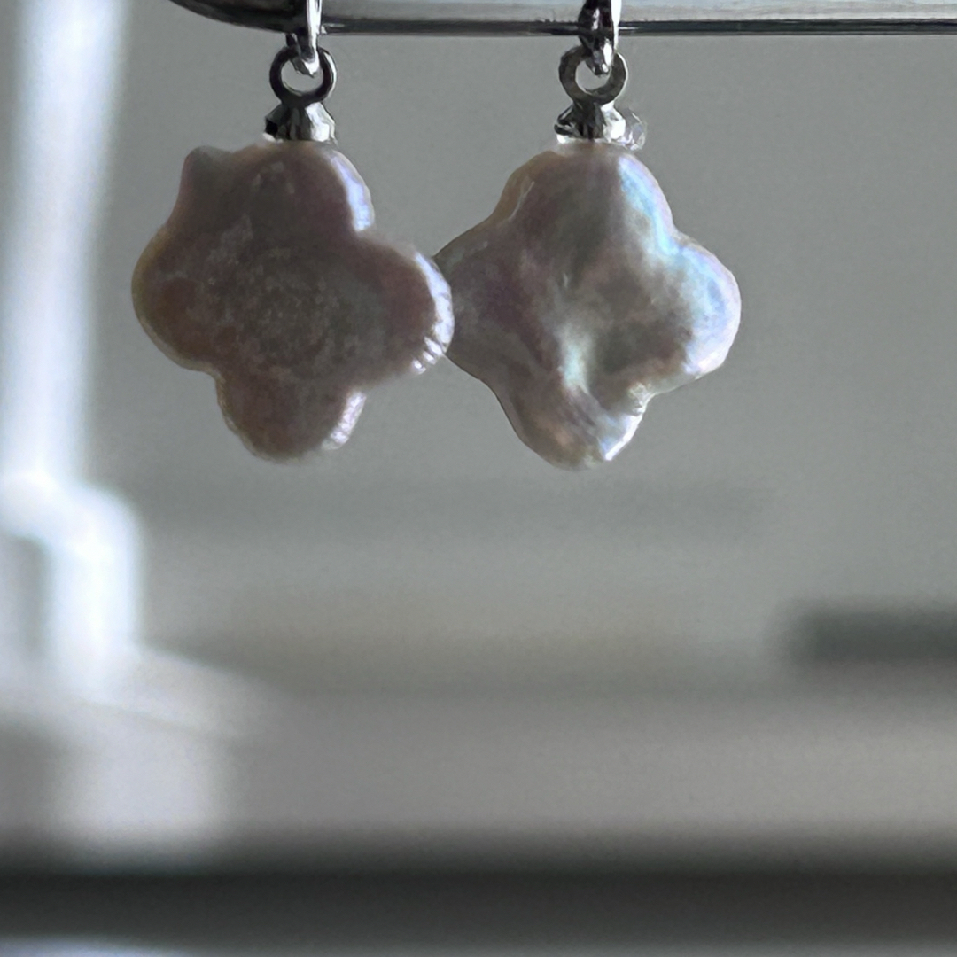 淡水パール　虹色　ケシパール　クローバー　チャーム　素材 ハンドメイドのアクセサリー(チャーム)の商品写真
