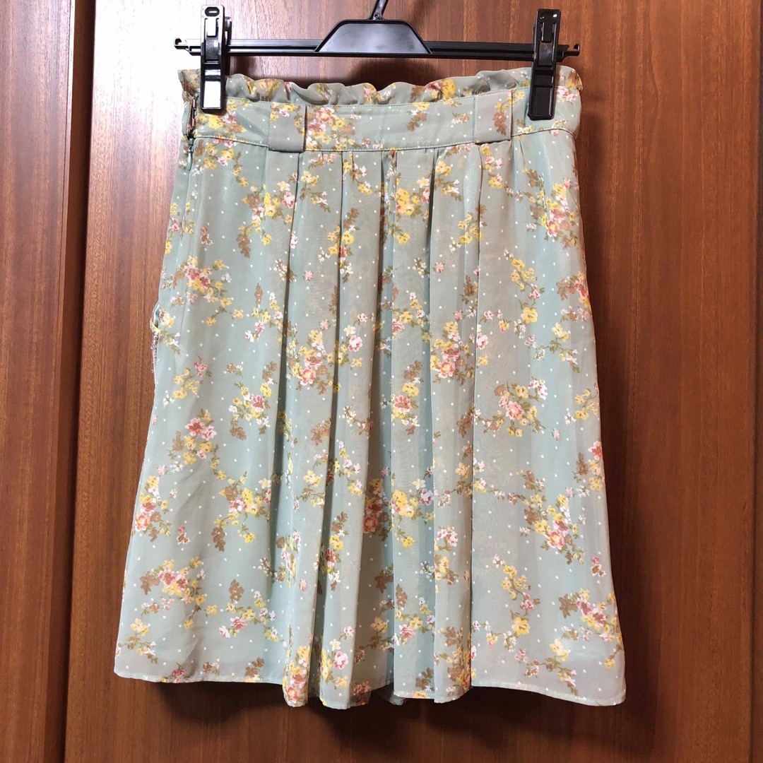 Apuweiser-riche(アプワイザーリッシェ)の新品　アプワイザーリッシェのビーズ飾り付きセージグリーン地に花柄のミニスカート レディースのスカート(ひざ丈スカート)の商品写真