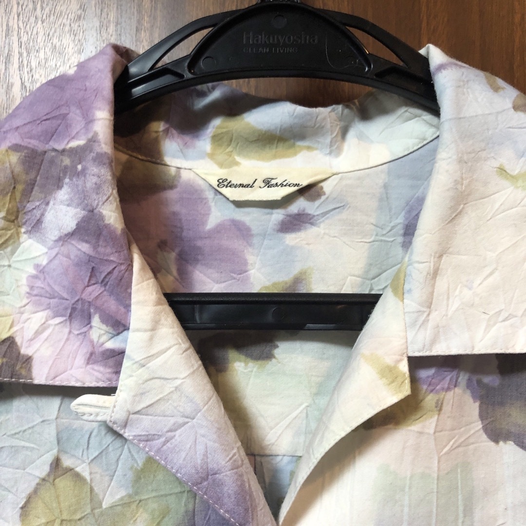 美品　薄水色に水彩画風パープルの大きな花柄のシワ加工のシャツ メンズのトップス(シャツ)の商品写真