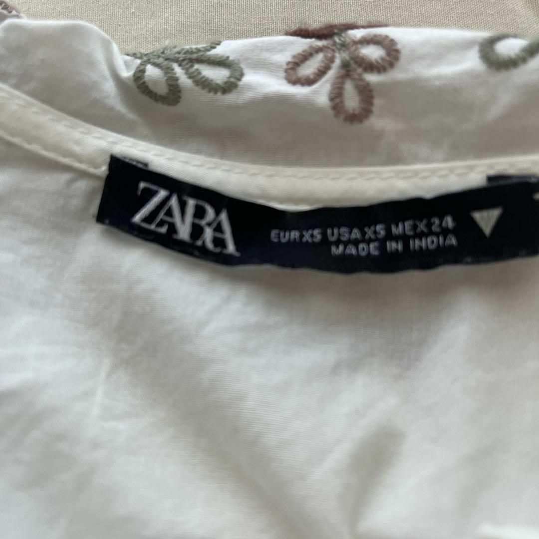 ZARA(ザラ)のZARA ザラ ブラウス 大きな襟 刺繍 白 ショート丈 ボリューム袖 レディースのトップス(シャツ/ブラウス(長袖/七分))の商品写真