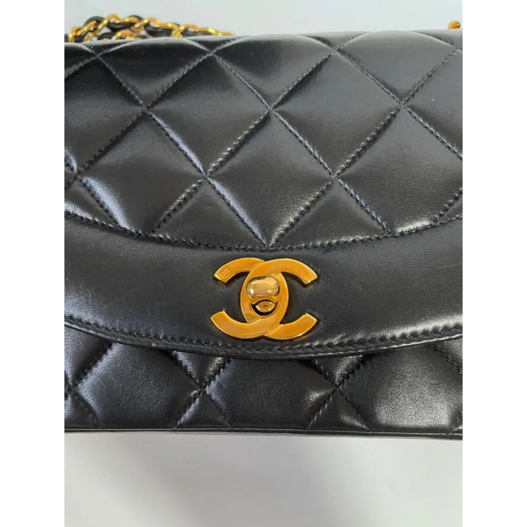 CHANEL(シャネル)の美品シャネル ダイアナフラップ ラムスキン マトラッセショルダーバッグ レディースのバッグ(ショルダーバッグ)の商品写真