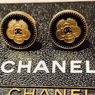 シャネル(CHANEL)の⭐︎CHANEL両耳ピアス正規品・値下げしました (ピアス)