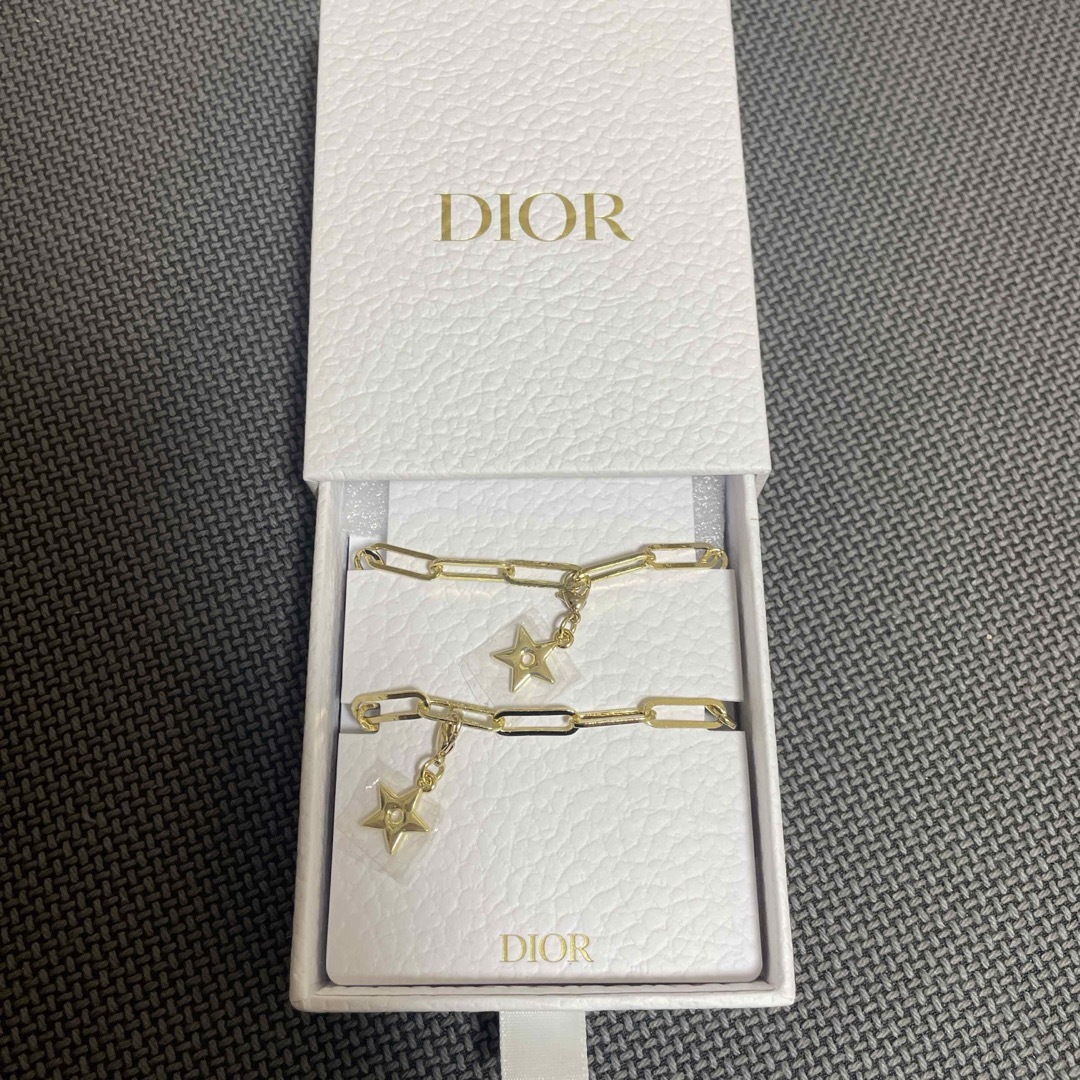 Dior(ディオール)のDIOR 2023ノベルティ携帯チャーム エンタメ/ホビーのコレクション(ノベルティグッズ)の商品写真