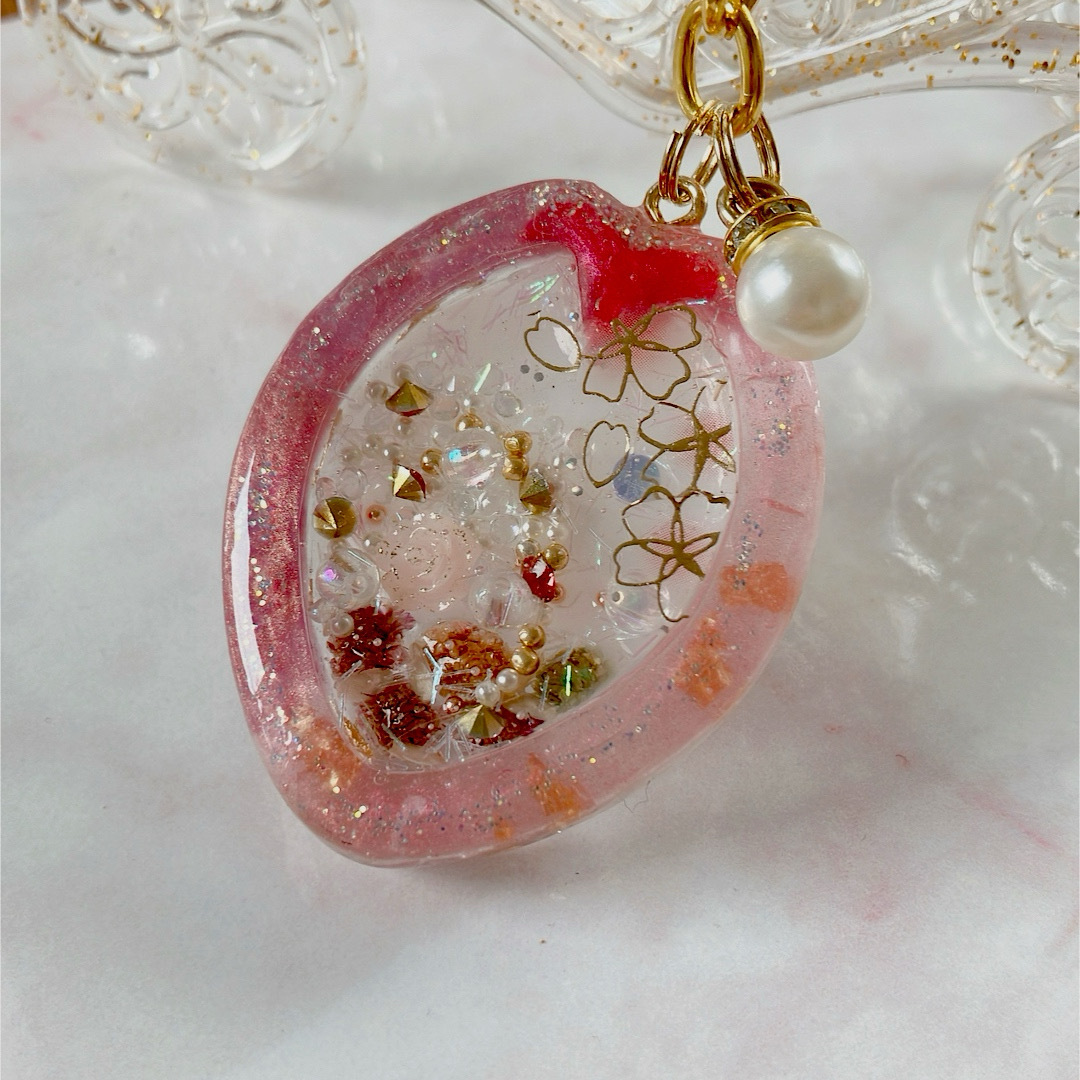 A 桜のシャカシャカキーホルダー🌸開運🌸水晶 ハンドメイドのアクセサリー(キーホルダー/ストラップ)の商品写真