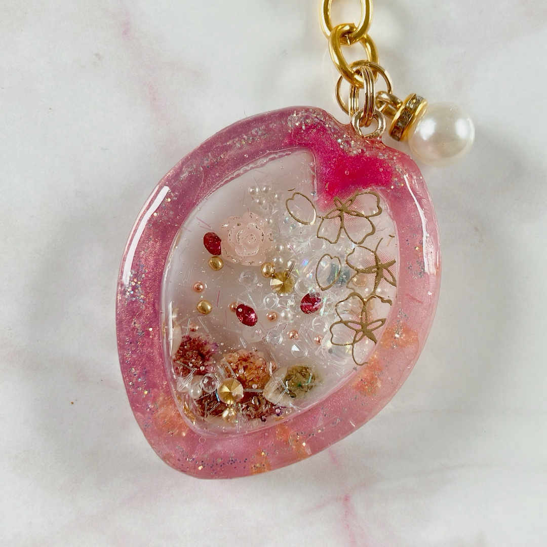 A 桜のシャカシャカキーホルダー🌸開運🌸水晶 ハンドメイドのアクセサリー(キーホルダー/ストラップ)の商品写真