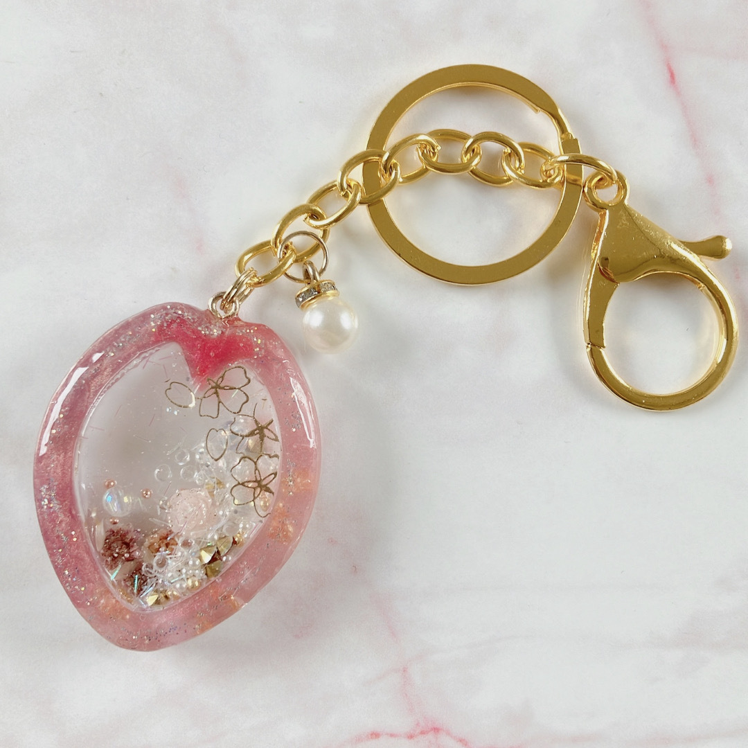 A 桜のシャカシャカキーホルダー🌸開運🌸水晶 ハンドメイドのアクセサリー(キーホルダー/ストラップ)の商品写真