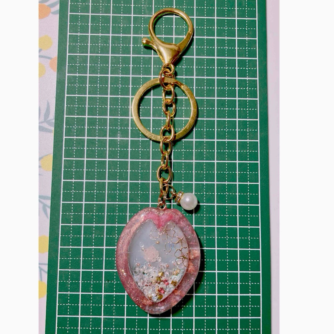 A 桜のシャカシャカキーホルダー🌸開運🌸水晶 ハンドメイドのアクセサリー(キーホルダー/ストラップ)の商品写真