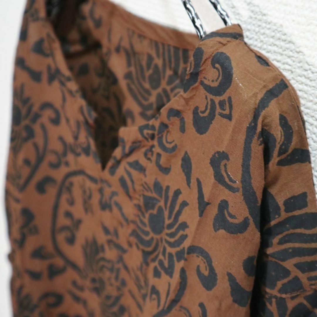 【新品】アジアンコットンシャツ　ボタニカルフラワー総柄　ブラウン メンズのトップス(Tシャツ/カットソー(半袖/袖なし))の商品写真