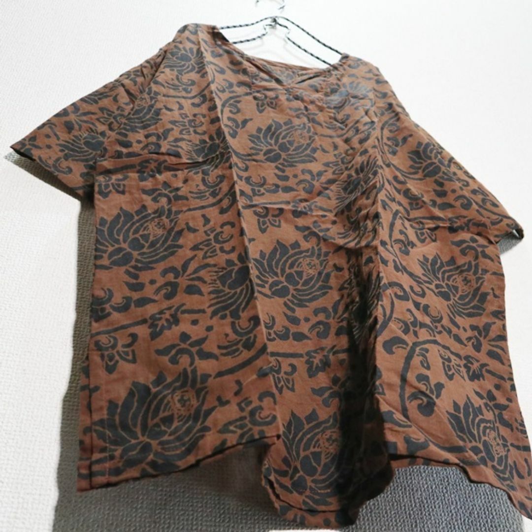 【新品】アジアンコットンシャツ　ボタニカルフラワー総柄　ブラウン メンズのトップス(Tシャツ/カットソー(半袖/袖なし))の商品写真