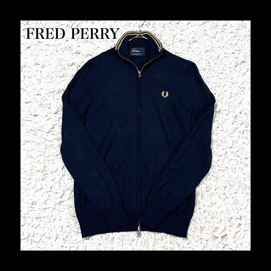 FRED PERRY(フレッドペリー)のフレッドペリー　ドライバーズニット　カーディガン　ジップアップ　ロゴ　刺繍　紺 メンズのトップス(ニット/セーター)の商品写真