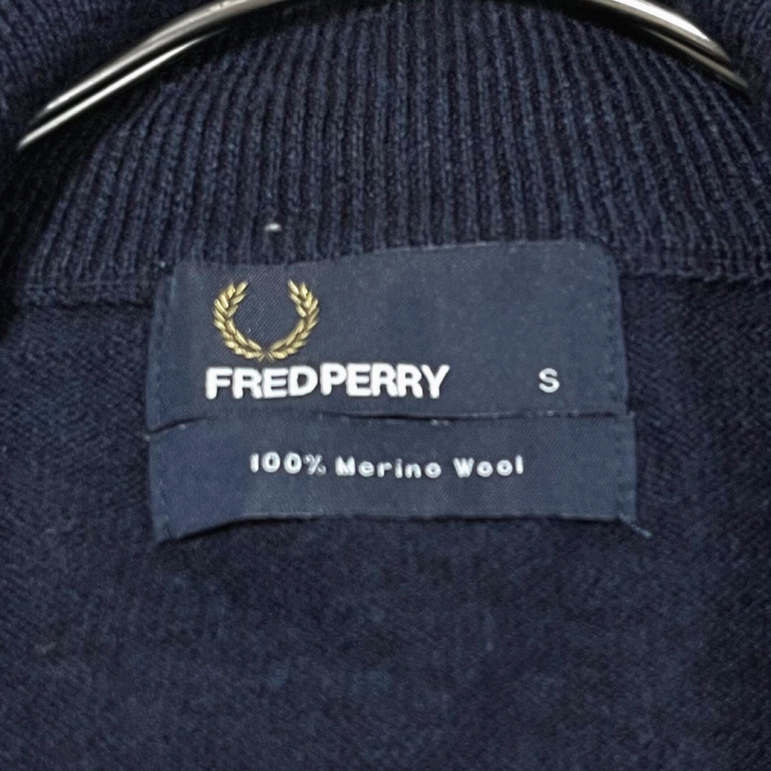 FRED PERRY(フレッドペリー)のフレッドペリー　ドライバーズニット　カーディガン　ジップアップ　ロゴ　刺繍　紺 メンズのトップス(ニット/セーター)の商品写真