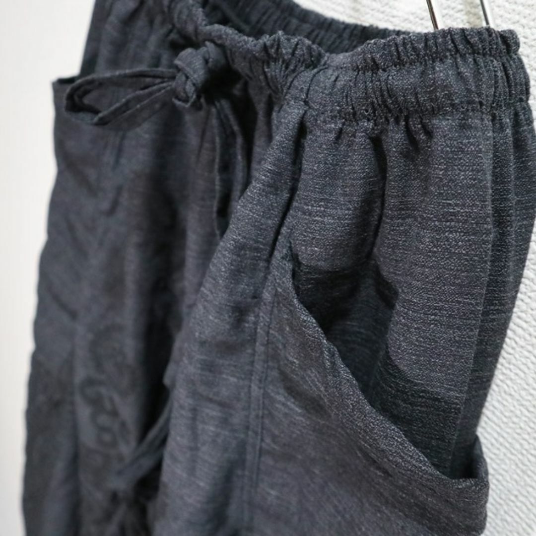 【新品】2wayデザインワイドアラジンパンツ　エスニック柄ライン　グレー系 メンズのパンツ(サルエルパンツ)の商品写真