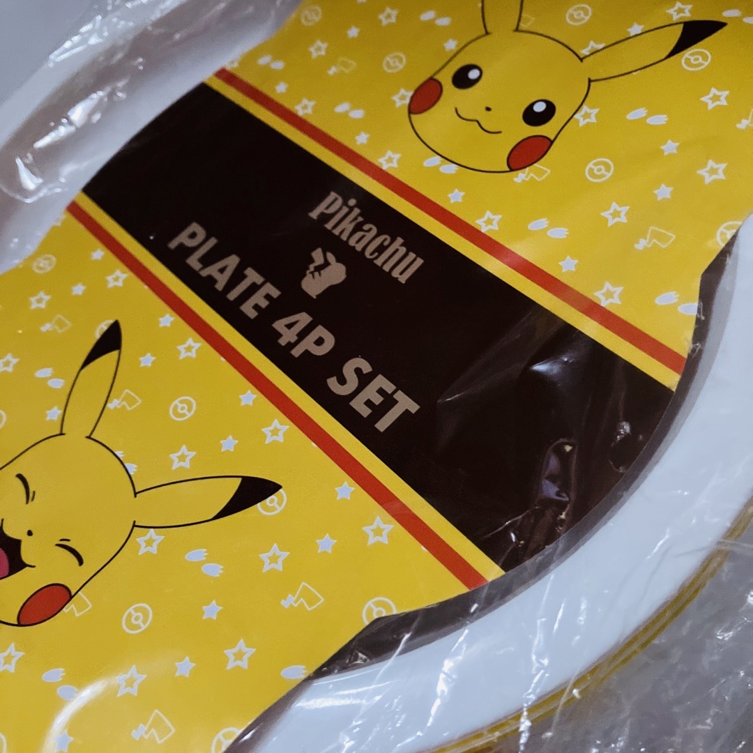 ポケモン(ポケモン)の新品 4枚入り 任天堂 ポケモン ピカチュウ プレート 大平皿 スケーター製 インテリア/住まい/日用品のキッチン/食器(食器)の商品写真