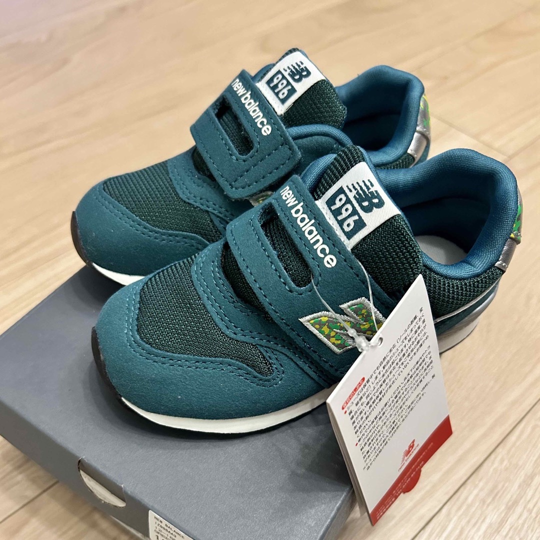 New Balance(ニューバランス)の【新品】15.5センチ グリーン×スプラッシュ ニューバランス スニーカー キッズ/ベビー/マタニティのキッズ靴/シューズ(15cm~)(スニーカー)の商品写真