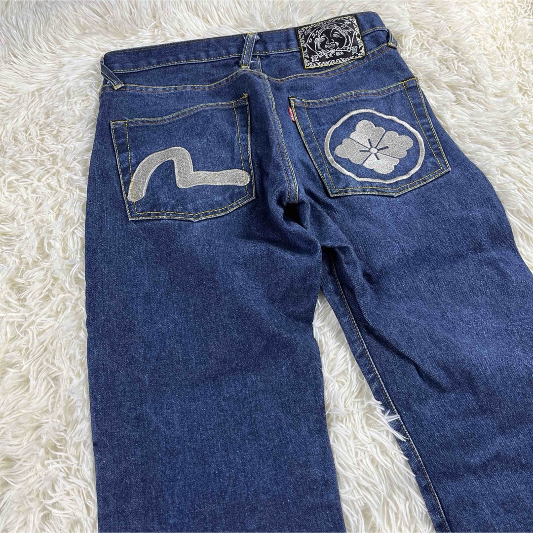 EVISU(エビス)の【EVISU】エヴィス（30） 家紋　刺繍　　デニムパンツ ジーパン　濃紺 メンズのパンツ(デニム/ジーンズ)の商品写真