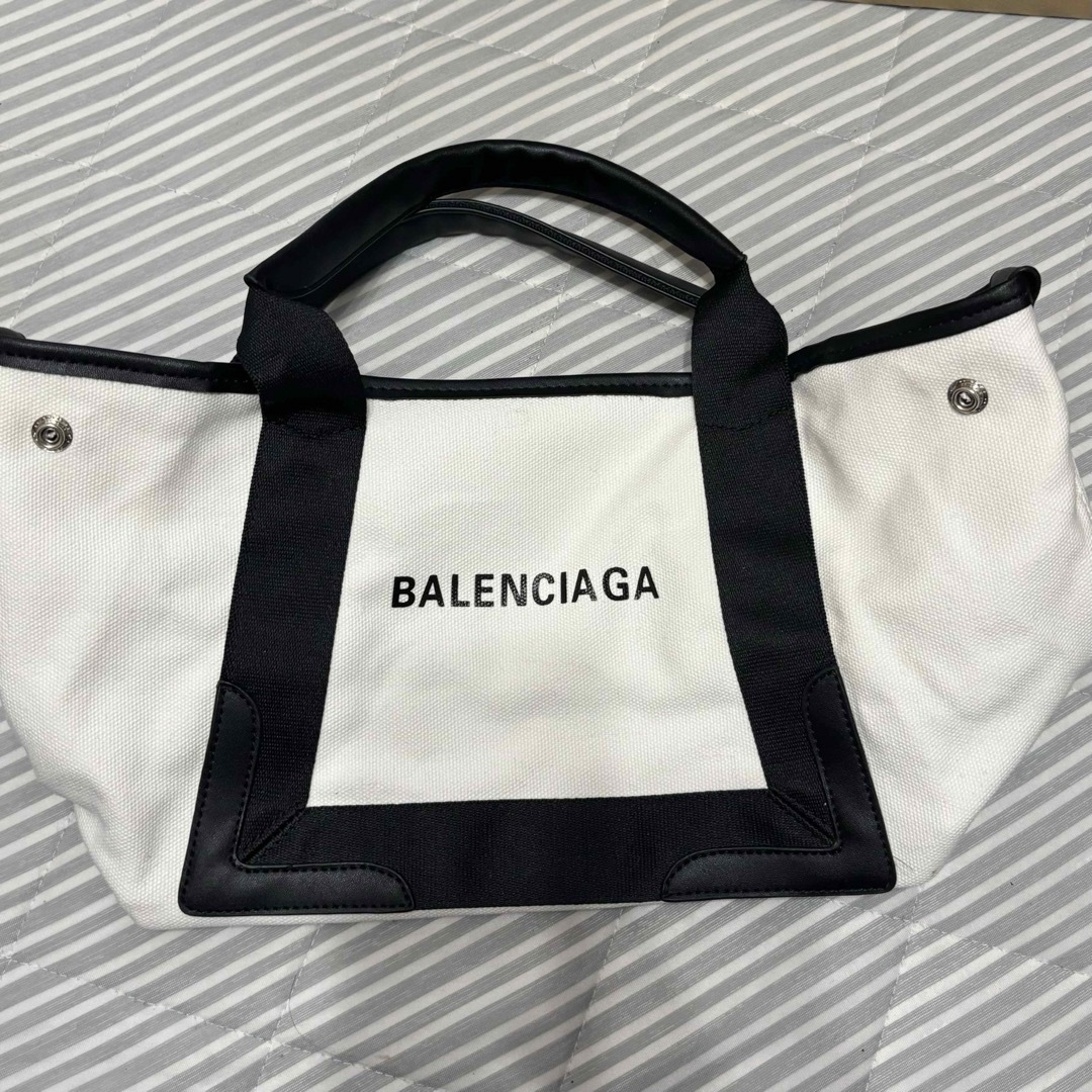 Balenciaga(バレンシアガ)のウィメンズ NAVY スモールカバス　BALENCIAGA レディースのバッグ(ハンドバッグ)の商品写真