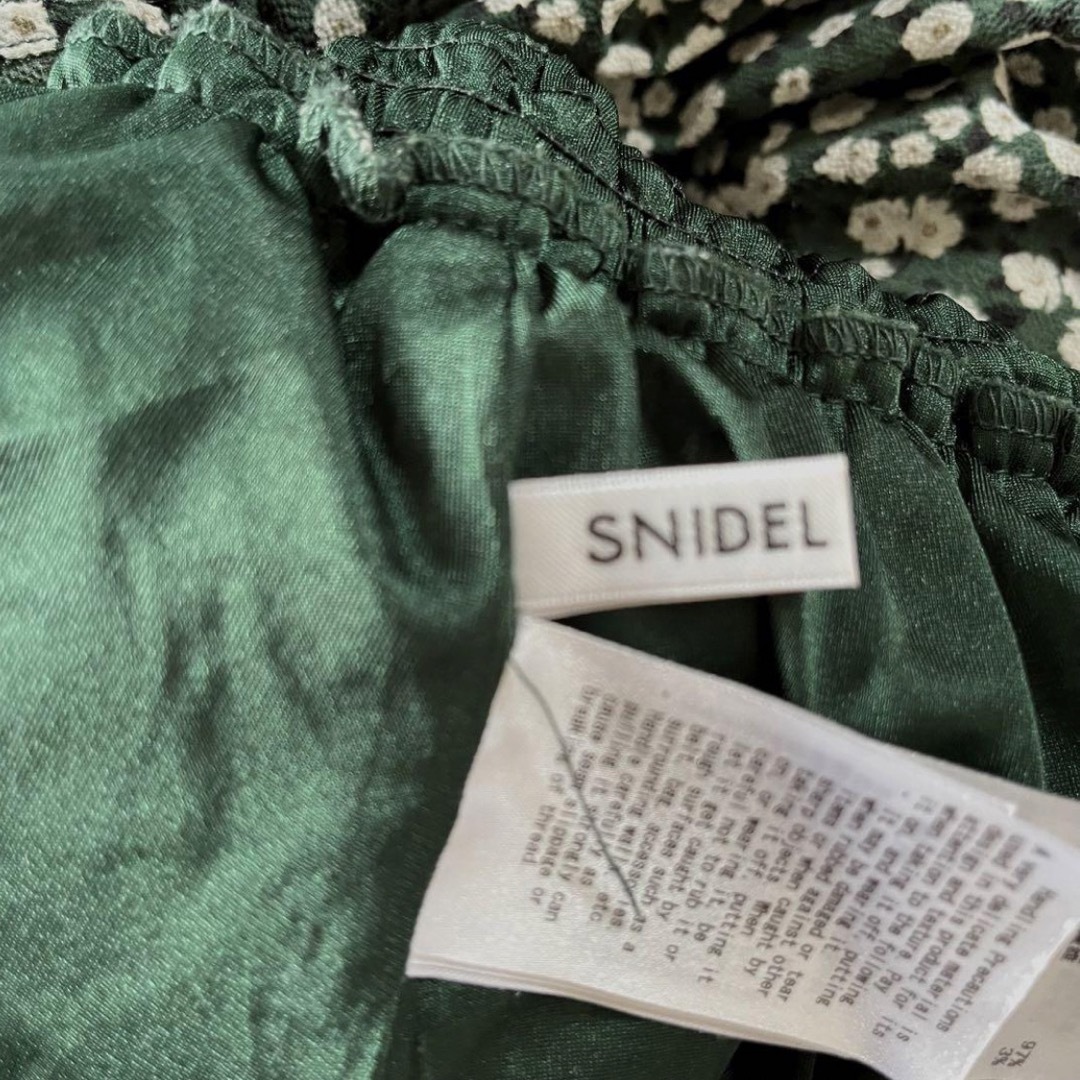 SNIDEL(スナイデル)のSNIDEL スナイデル　フラワー　シャーリング　マキシ　ロングワンピース レディースのワンピース(ロングワンピース/マキシワンピース)の商品写真