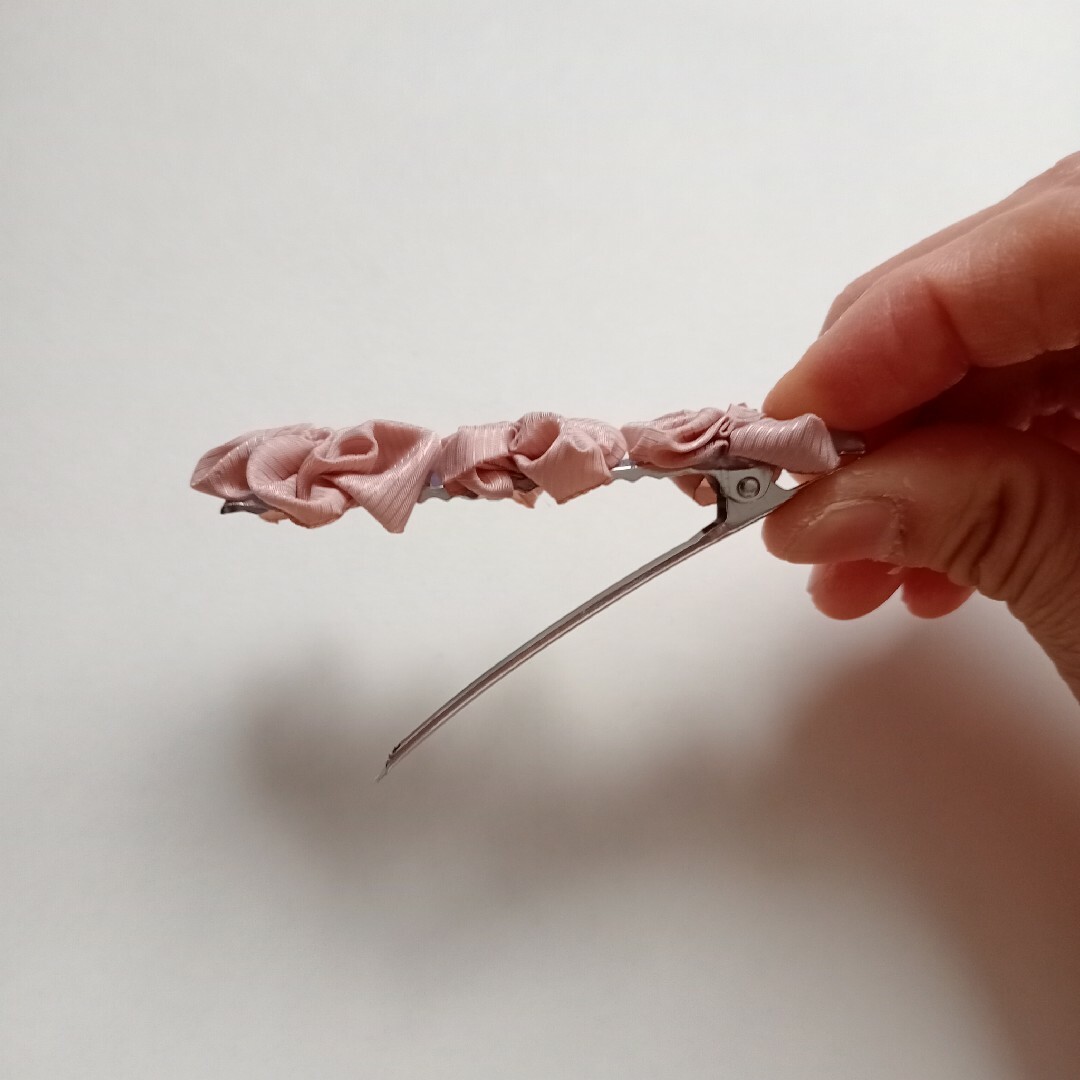 リボンフラワー桜  フレッシュピンク ヘアクリップ ハンドメイドのアクセサリー(ヘアアクセサリー)の商品写真