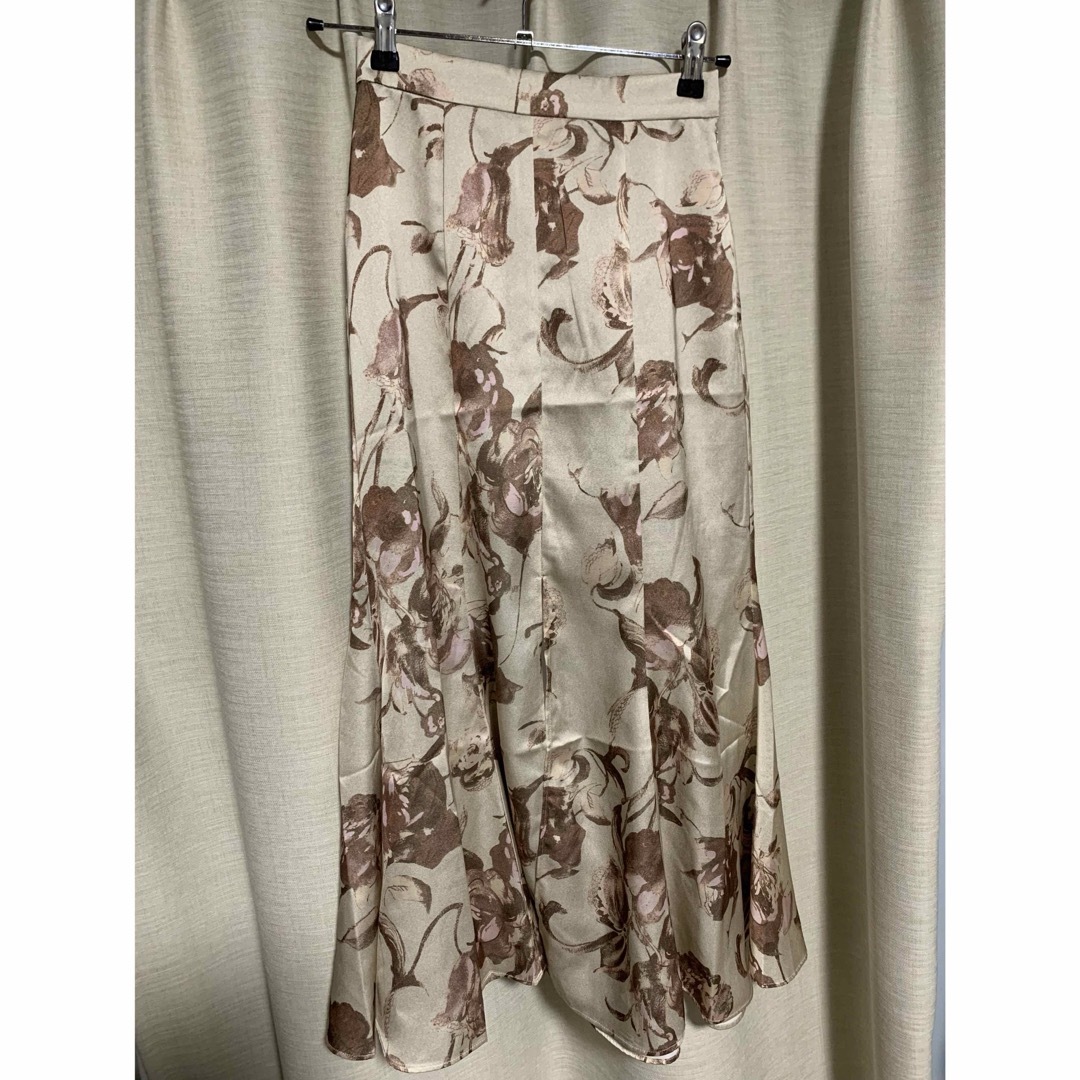 rienda(リエンダ)のリエンダ　スムースフラワーサテンスカート　ベージュ レディースのスカート(ロングスカート)の商品写真