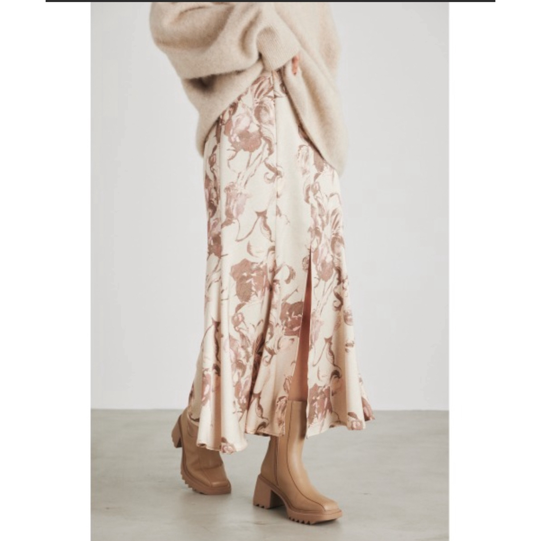 rienda(リエンダ)のリエンダ　スムースフラワーサテンスカート　ベージュ レディースのスカート(ロングスカート)の商品写真