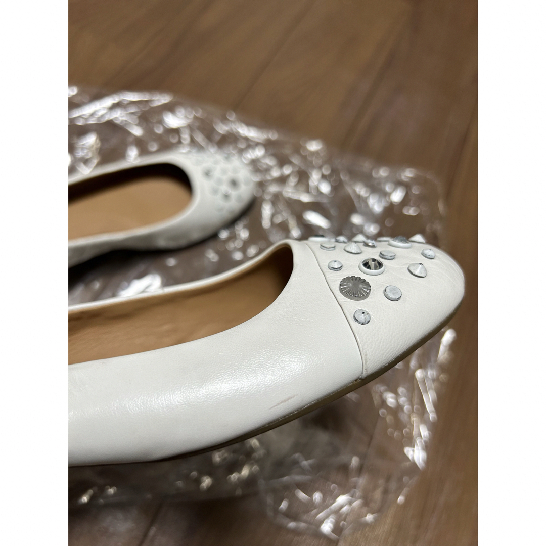 UGG(アグ)のアグ　UGG  パンプス　23cm  ホワイト　白　美品 レディースの靴/シューズ(ハイヒール/パンプス)の商品写真