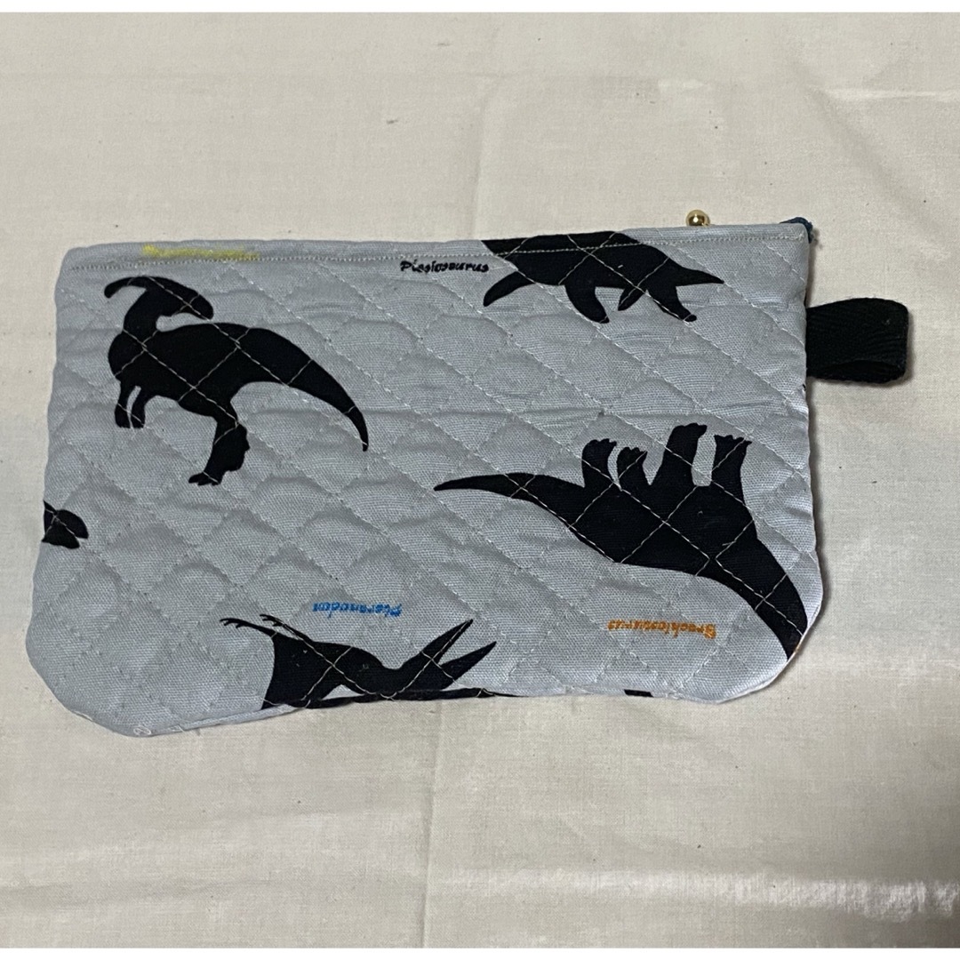 ハンドメイド　ポーチ　ペンケース　恐竜　グレー ハンドメイドのファッション小物(ポーチ)の商品写真