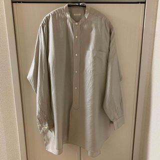 コモリ(COMOLI)のcomoli　シルク バンドカラーシャツ　2　美品(シャツ)