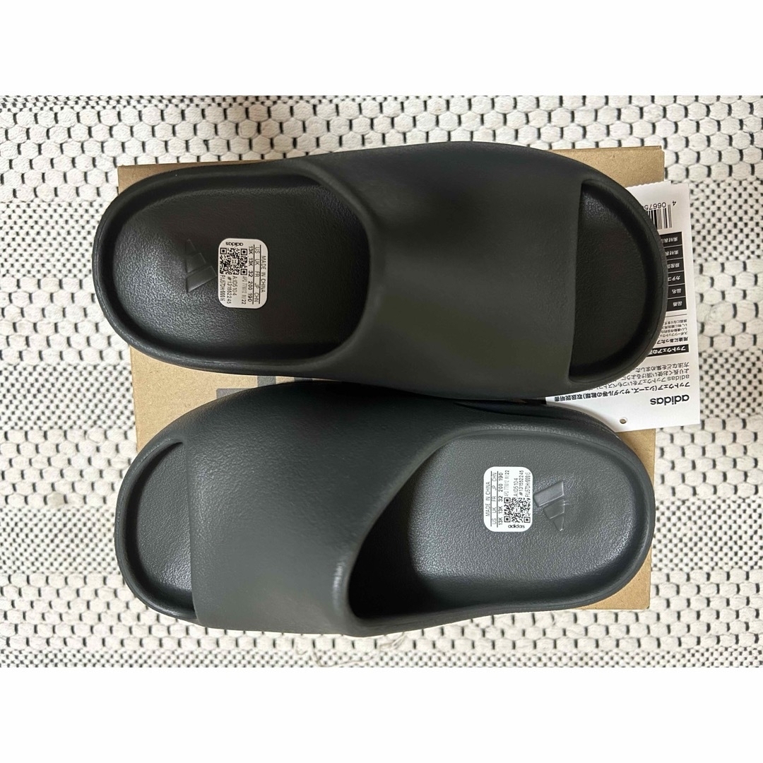 YEEZY（adidas）(イージー)のadidas KIDS YEEZY Slide "Dark Onyx"20cm キッズ/ベビー/マタニティのキッズ靴/シューズ(15cm~)(サンダル)の商品写真