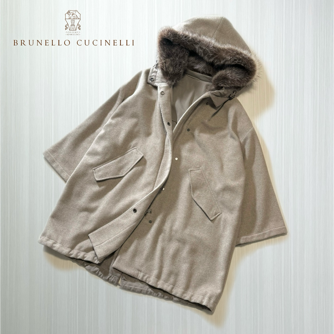 BRUNELLO CUCINELLI(ブルネロクチネリ)のM01★美品★極上カシミヤ100% ファーつきフーデッドコート ブルネロクチネリ レディースのジャケット/アウター(毛皮/ファーコート)の商品写真