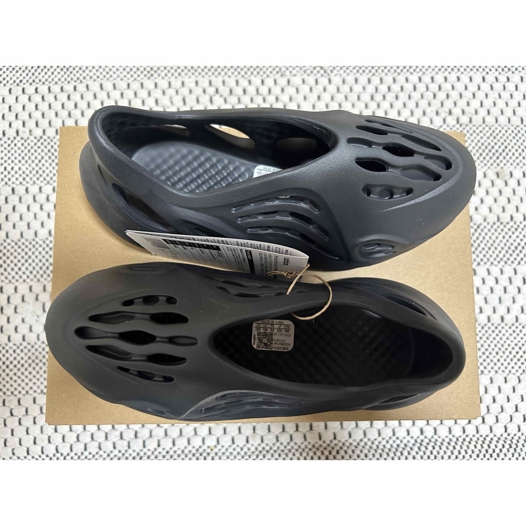 YEEZY（adidas）(イージー)のadidas KIDS YEEZY Foam Runner "Onyx"20cm キッズ/ベビー/マタニティのキッズ靴/シューズ(15cm~)(サンダル)の商品写真