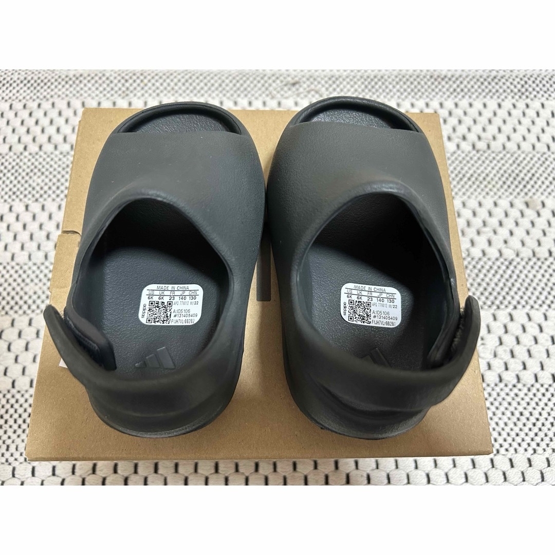 YEEZY（adidas）(イージー)のadidas INFANT YEEZY Slide "DarkOnyx"14cm キッズ/ベビー/マタニティのベビー靴/シューズ(~14cm)(サンダル)の商品写真