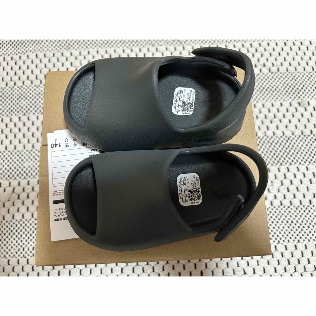 YEEZY（adidas）(イージー)のadidas INFANT YEEZY Slide "DarkOnyx"14cm キッズ/ベビー/マタニティのベビー靴/シューズ(~14cm)(サンダル)の商品写真