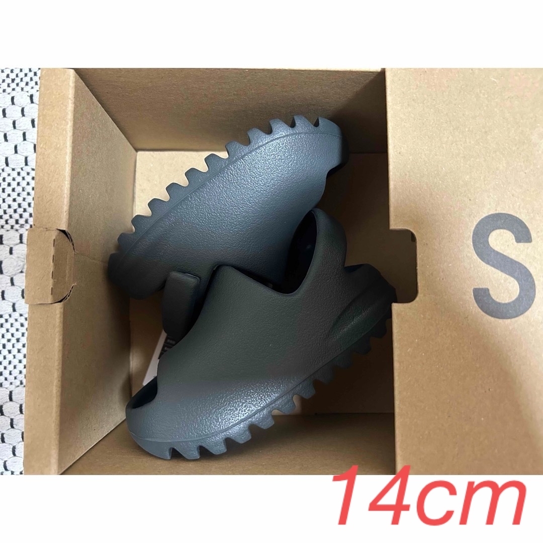 YEEZY（adidas）(イージー)のadidas INFANT YEEZY Slide "DarkOnyx"14cm キッズ/ベビー/マタニティのベビー靴/シューズ(~14cm)(サンダル)の商品写真