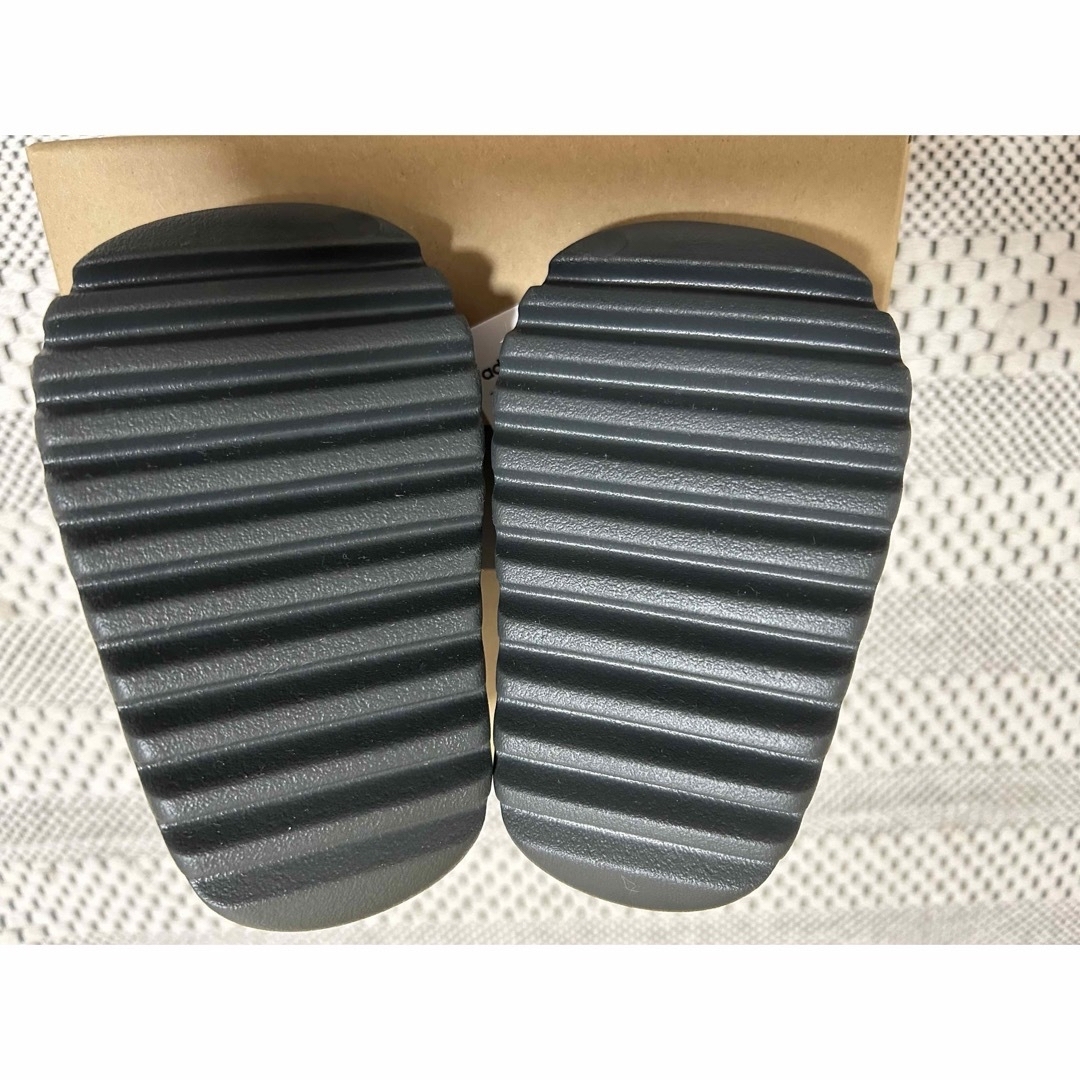 YEEZY（adidas）(イージー)のadidas INFANT YEEZY Slide "DarkOnyx"14cm キッズ/ベビー/マタニティのベビー靴/シューズ(~14cm)(サンダル)の商品写真