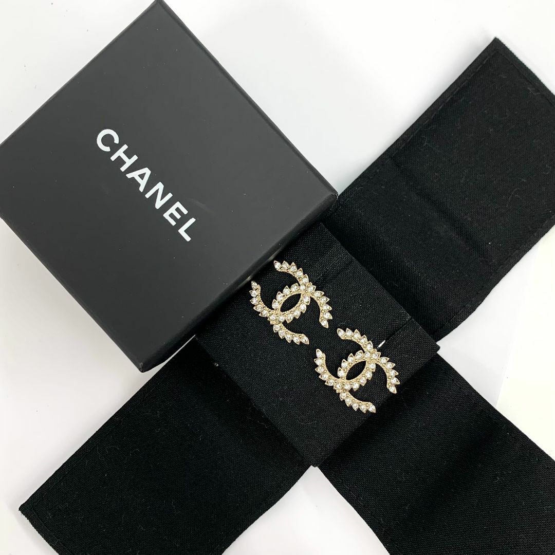 CHANEL(シャネル)の6788 シャネル ココマーク ラインストーン ピアス ゴールド レディースのアクセサリー(ピアス)の商品写真