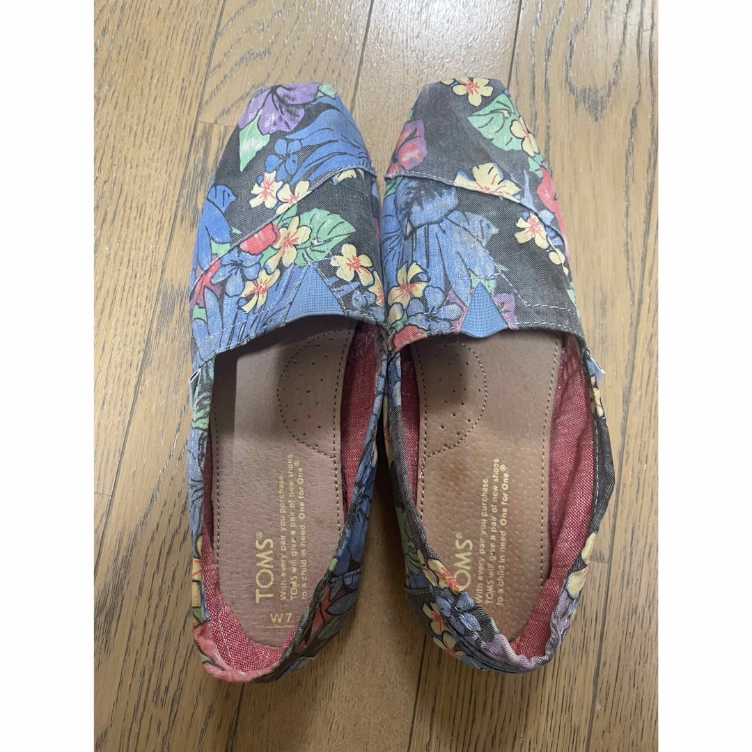 TOMS(トムズ)のトムズ　TOMS スリッポン　花柄 レディースの靴/シューズ(スリッポン/モカシン)の商品写真