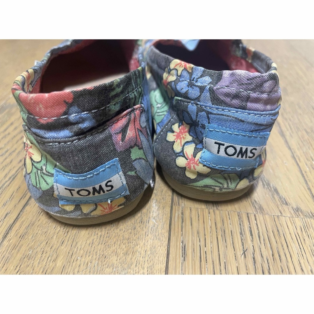 TOMS(トムズ)のトムズ　TOMS スリッポン　花柄 レディースの靴/シューズ(スリッポン/モカシン)の商品写真