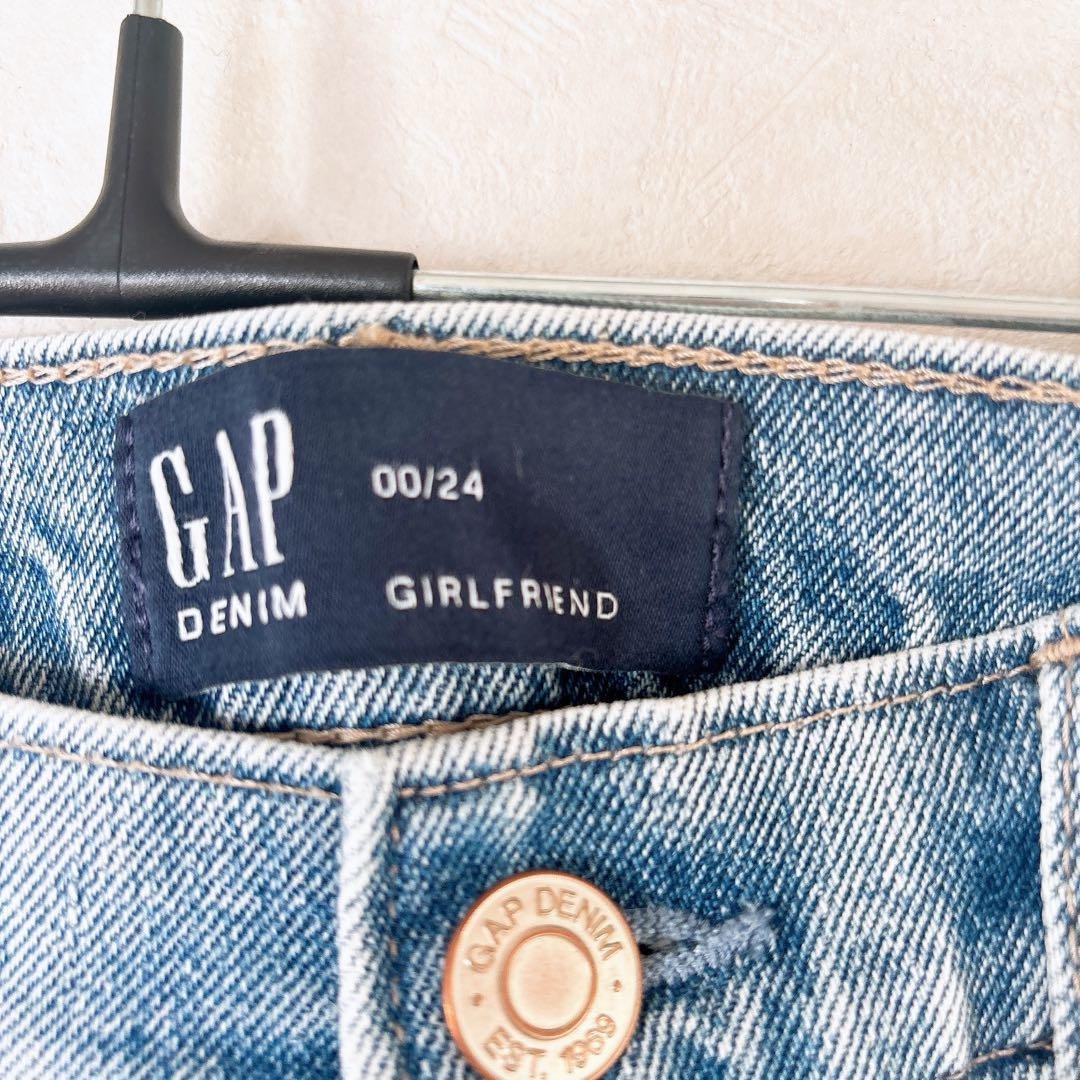 GAP(ギャップ)の美品　GAP デニム　ジーンズ　　ブルー　girlfriend  ダメージデニム メンズのパンツ(デニム/ジーンズ)の商品写真