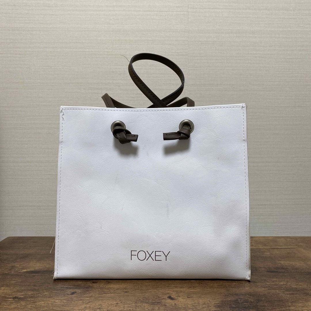 FOXEY(フォクシー)の【新品★難アリ】FOXEY ノベルティレザーバッグ　ホワイト×ブラウン レディースのバッグ(ハンドバッグ)の商品写真