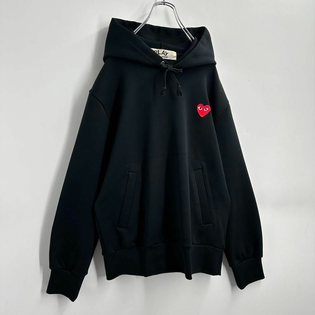 COMME des GARCONS(コムデギャルソン)の【大人気デザイン】プレイコムデギャルソン　ハート刺繍ロゴ　パーカー　ポリ100％ メンズのトップス(パーカー)の商品写真