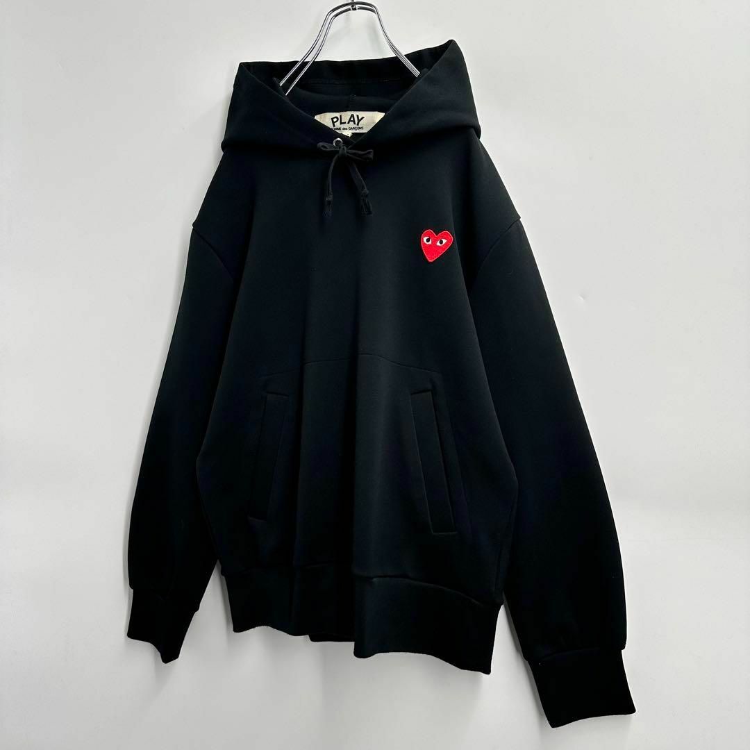 COMME des GARCONS(コムデギャルソン)の【大人気デザイン】プレイコムデギャルソン　ハート刺繍ロゴ　パーカー　ポリ100％ メンズのトップス(パーカー)の商品写真