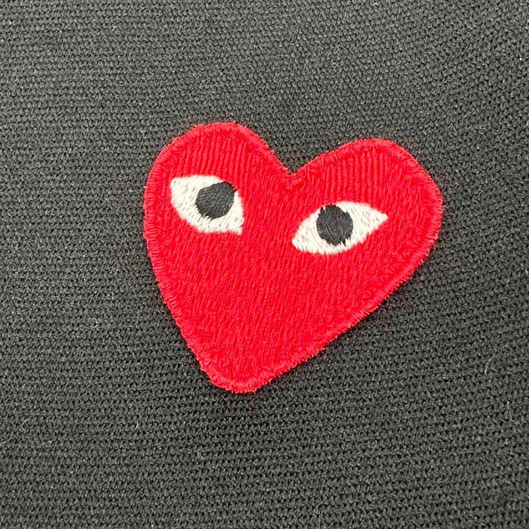 COMME des GARCONS(コムデギャルソン)の【大人気デザイン】プレイコムデギャルソン　ハート刺繍ロゴ　パーカー　ポリ100％ メンズのトップス(パーカー)の商品写真