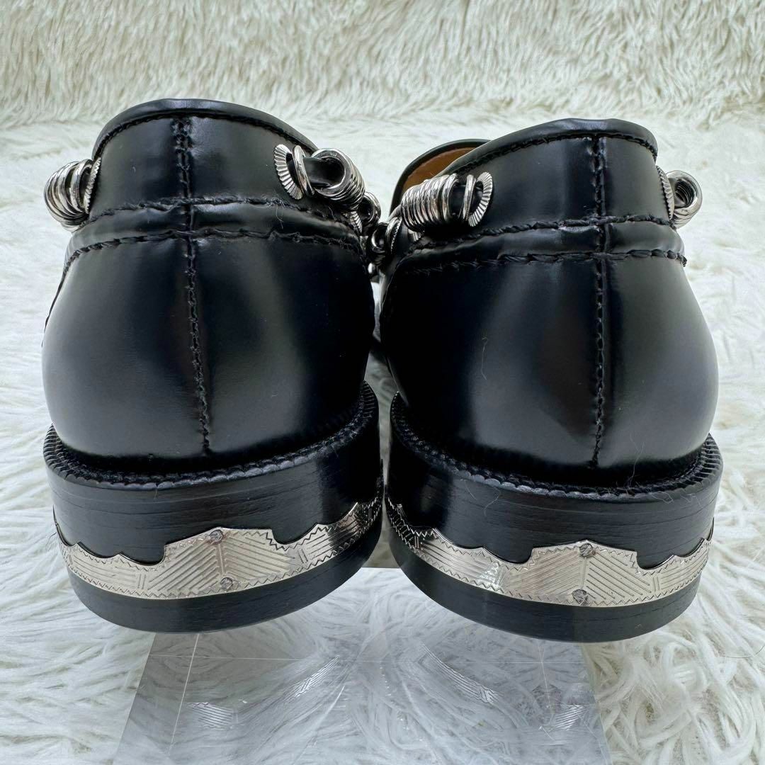 TOGA PULLA(トーガプルラ)の未使用 入手困難 トーガプルラ ローファー 25.0㎝ メタルパーツ 黒 レディースの靴/シューズ(ローファー/革靴)の商品写真
