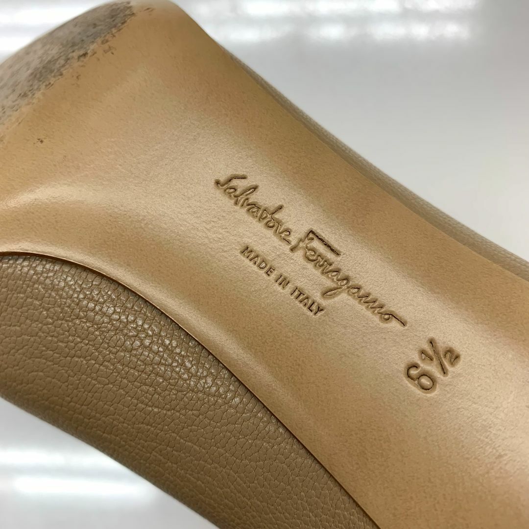 Salvatore Ferragamo(サルヴァトーレフェラガモ)の6509 フェラガモ レザー リボン パンプス ベージュ レディースの靴/シューズ(ハイヒール/パンプス)の商品写真